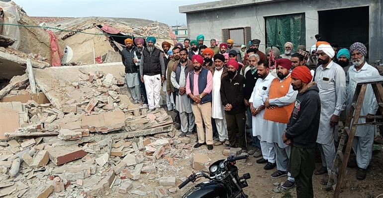 ਕੁਦਰਤ ਦੀ ਕਰੋਪੀ: ਤਾਸ ਦੇ ਪਤਿਆਂ ਵਾਂਗ ਢੇਰੀ ਹੋਈ ਅਧਿਆਪਕ ਦੀ ਕਰੋੜਾਂ ਦੀ ਕੋਠੀ, ਪਲਾਂ ਵਿਚ ਮਿਟੀ `ਚ ਮਿਲੀ ਜ਼ਿੰਦਗੀ ਭਰ ਦੀ ਕਮਾਈ