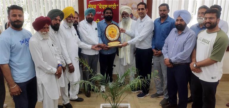 ਨਾਮਵਰ ਲੇਖਕ ਕੇਵਲ ਕ੍ਰਾਂਤੀ ਦੀ ਪਲੇਠੀ ਪੁਸਤਕ 'ਸਾਂਭੇ ਪਏ ਨੇ ਤੇਰੇ ਪੱਤਰ ' ਦੀ ਨਗਰ ਕੌਂਸਲ ਭਦੌੜ 'ਚ ਹੋਈ ਘੁੰਡ ਚੁਕਾਈ