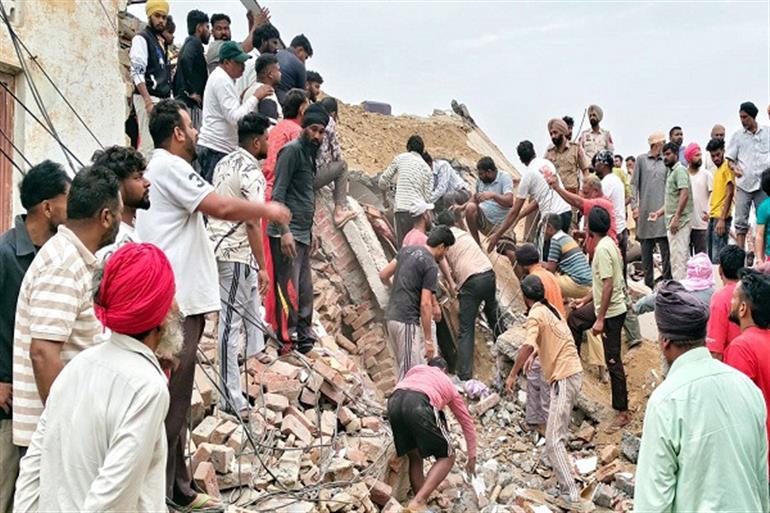 ਬਰਨਾਲਾ ਦੇ ਪਿੰਡ ਫਰਵਾਹੀ 'ਚ ਵਾਪਰਿਆ ਭਿਆਨਕ ਹਾਦਸਾ: ਜੈੱਕ ਨਾਲ ਉੱਚਾ ਚੁੱਕਿਆ ਜਾ ਰਿਹਾ ਮਕਾਨ ਡਿੱਗਿਆ, 3 ਮਜ਼ਦੂਰਾਂ ਦੀ ਮੌਤ, ਇਕ ਦੀ ਭਾਲ ਜਾਰੀ