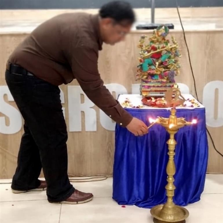 ਬਰਨਾਲਾ ਦੇ ਪ੍ਰਸਿੱਧ ਵਿਦਿਆਕ ਅਦਾਰੇ ਵੱਲੋਂ ਧਾਰਮਿਕ ਮਰਿਆਦਾ ਦੀਆਂ ਧੱਜੀਆਂ ਉਡਾਉਣ ਦਾ ਮਾਮਲਾ: ਜੁੱਤੀਆਂ ਸਣੇ ਜੋਤ ਪ੍ਰਚੰਡ ਕਰਕੇ ਨੈਤਿਕਤਾ ਦੇ ਪਾਠ ’ਤੇ ਲੱਗਿਆ ਸਵਾਲੀਆ ਚਿੰਨ੍ਹ