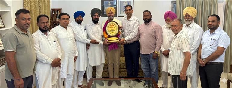 ਭਦੌੜ ਲਈ ਮਿਸਾਲੀ ਤਿਆਗ: ਬੱਸ ਅੱਡੇ ਲਈ ਕੀਮਤੀ ਜ਼ਮੀਨ ਦਾਨ ਕਰਨ ਵਾਲੇ ਪਰਿਵਾਰ ਦਾ ਨਗਰ ਕੌਂਸਲ ਵਲੋਂ ਸਨਮਾਨ