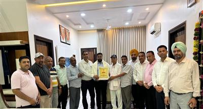 ਆੜ੍ਹਤੀਆ ਐਸੋਸੀਏਸ਼ਨ ਭਦੌੜ ਵੱਲੋਂ ਡਾਕਟਰ ਲੋਕੇਸ਼ ਸਿੰਗਲਾ ਸਨਮਾਨਿਤ