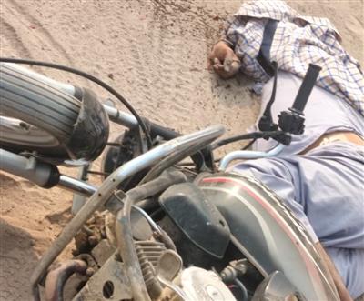 ਟੁੱਟੀ ਭੱਜੀ ਸੜਕ ਅਤੇ ਕਬਾੜ ਟਰੱਕ ਨੇ ਲਈ ਮੋਟਰਸਾਈਕਲ ਚਾਲਕ ਦੀ ਜਾਨ, ਮੋਤ ਦਾ ਸਮਾਨ ਬਣ ਕੇ ਦੋੜ ਰਹੇ ਨੇ ਪੀ.ਡਬਲਯੂ ਡੀ ਦੀਆ ਟੁੱਟੀਆ ਸੜਕਾਂ ’ਤੇ ਮਿਆਦ ਪੁਗਾ ਚੁੱਕੇ ਟਰੱਕ